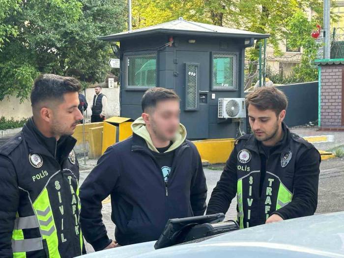 Kadıköy’de Motosikleti Yayaların Üzerine Sürerek Dalga Geçen Sürücü Yakalandı