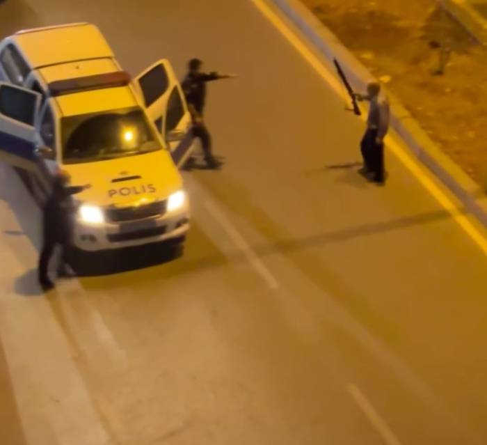 Eşini Öldürüp Oğlunu Yaraladıktan Sonra Elinde Tüfekle Sokak Boyunca Damadını Aradı