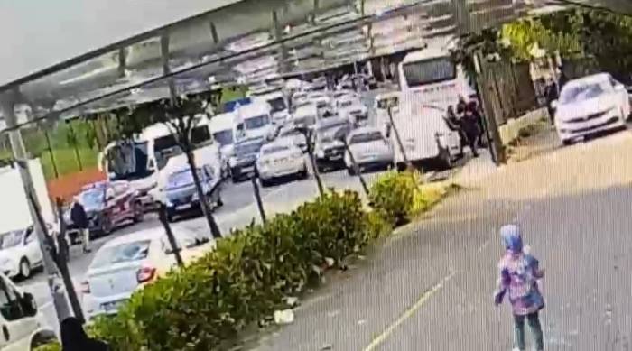 İstanbul’da Polise Direnen Şüphelilerle Arbede Kamerada: Asker Kaçakları Polise Saldırdı