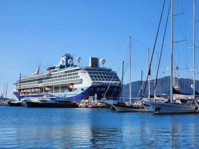 Dev Yolcu Gemisi Marmaris Limanı’na Demir Attı