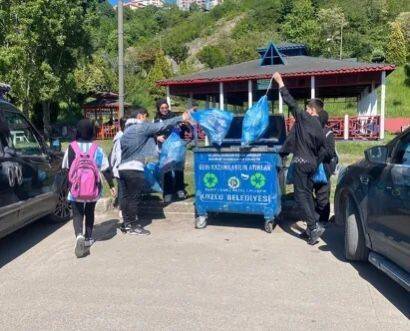 Minik Öğrenciler Çöp Toplayıp Sokak Hayvanlarını Besledi