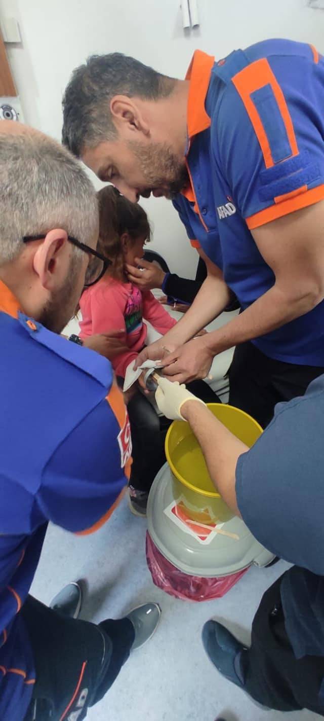 Parmağını Çelik Kapağa Sıkıştıran Çocuğun İmdadına Afad Ekipleri Yetişti