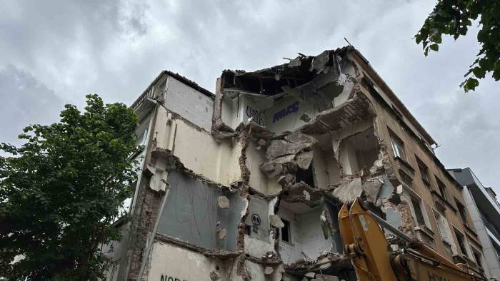 Şişli’de Akıl Almaz Olay: Kepçe Ünlü Oyuncunun Duvarını Yıktı, Kadın Şoke Oldu