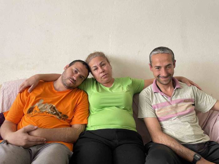 Baba, Ağabey Ve Annenin Ölümü İki Gencin Hayatını Kararttı