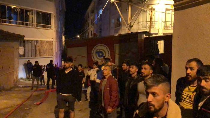 Yangın Mahalleliyi Sokağa Döktü