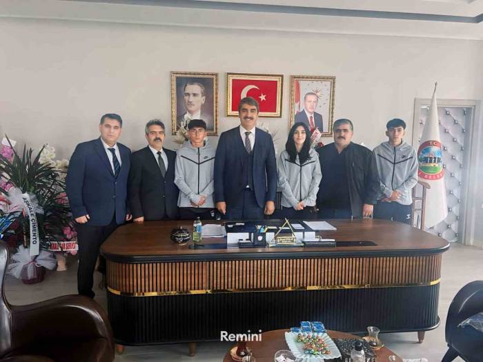 Başkan Polat’tan Atletizm Takımına Ödül