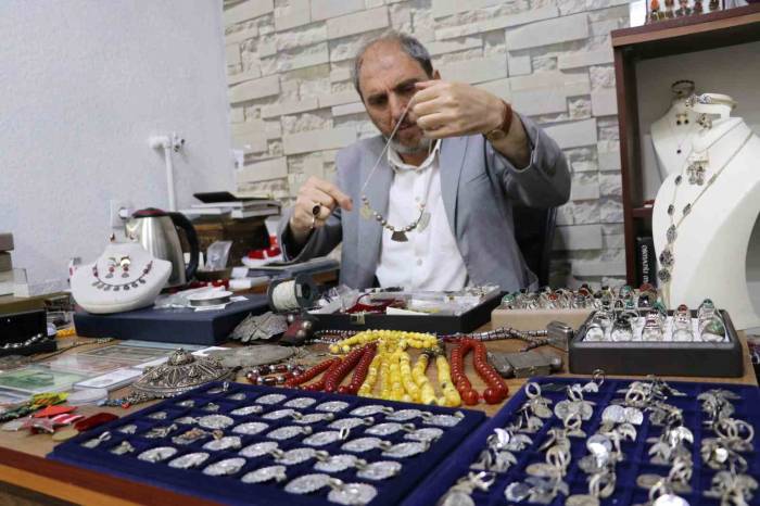 Baba Mesleğini Sürdürerek Köylerden Topladığı Antika Eşyaları Satıyor