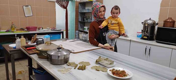Sardığı Dolmalarla İşletme Açtı