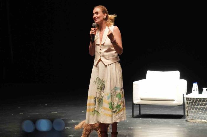 Oyuncu Ve Yazar Ceyda Düvenci Söyleşide Bulundu