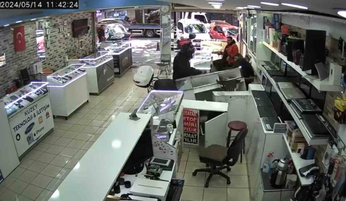 Paniklediği İçin Gaz Kolunu Bırakmayı Unutup Dükkana Dalan Motorcu Kamerada