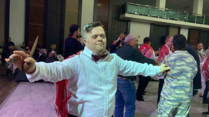 Engelli Bireylerin Asker Kınasından Renkli Sahneler