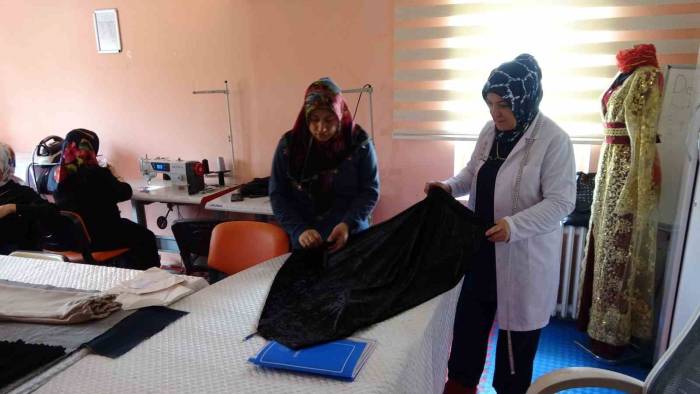 Kadınlar Diktikleri Elbiselerle Aile Ekonomisine Destek Oluyor