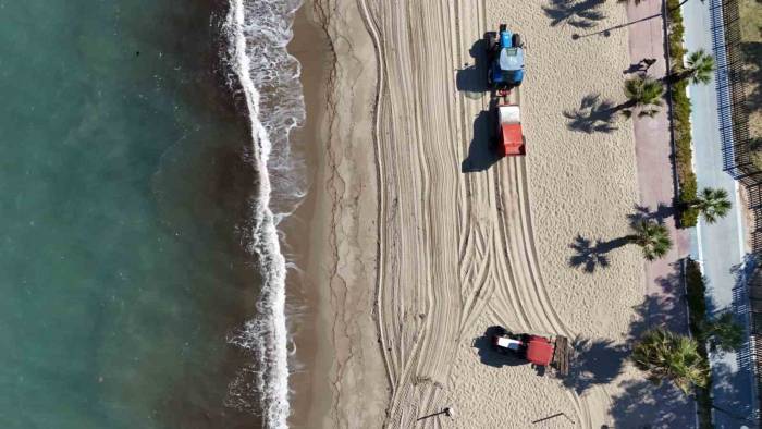 Büyükşehir Belediyesi, Kuşadası’nın Sahillerini Yaz Sezonuna Hazırlıyor