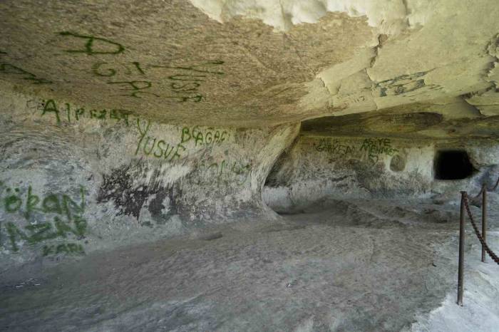 Tarihi İnceğiz Mağaralarının Duvarlarına Sprey Boyayla Zarar Verildi, Vatandaşlar Önlem Alınmasını İstedi
