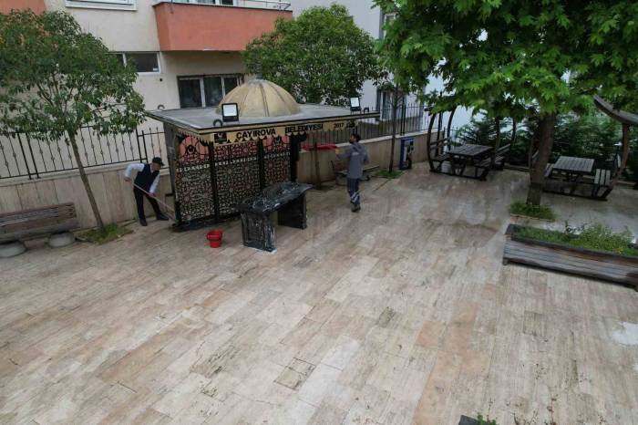 Çayırova’da İbadethanelerin Avluları Temizleniyor