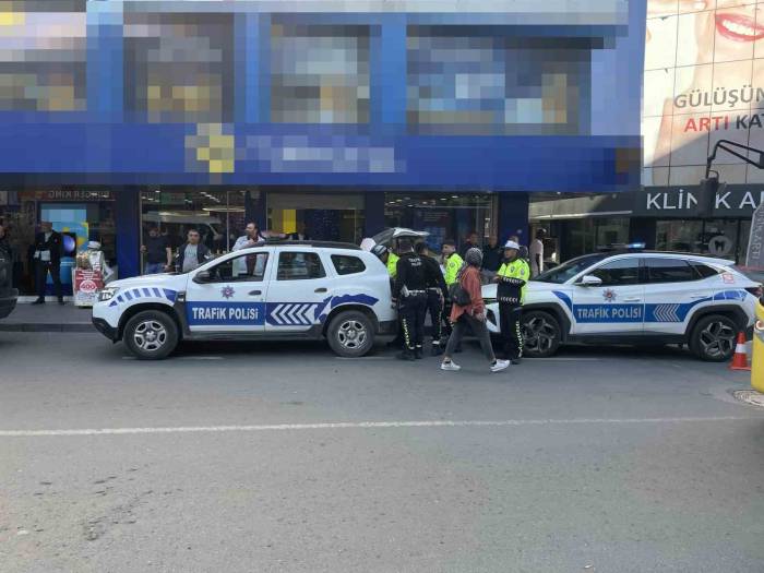 Küçükçekmece’de Otomobil Önce Bariyerlere Ardından Yayalara Çarptı: 5 Yaralı