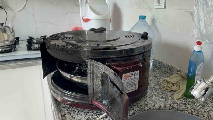 Fırında Unutulan Yemek Az Daha Evi Yakıyordu