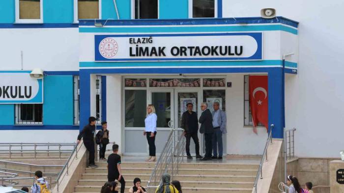 Kopya Çekerken Yakalanan Öğrenci Öğretmenini Bıçakladı