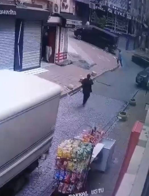 Fatih’te Kadın Kamyonetin Altında Metrelerce Sürüklendi: Feci Kaza Kameraya Yansıdı