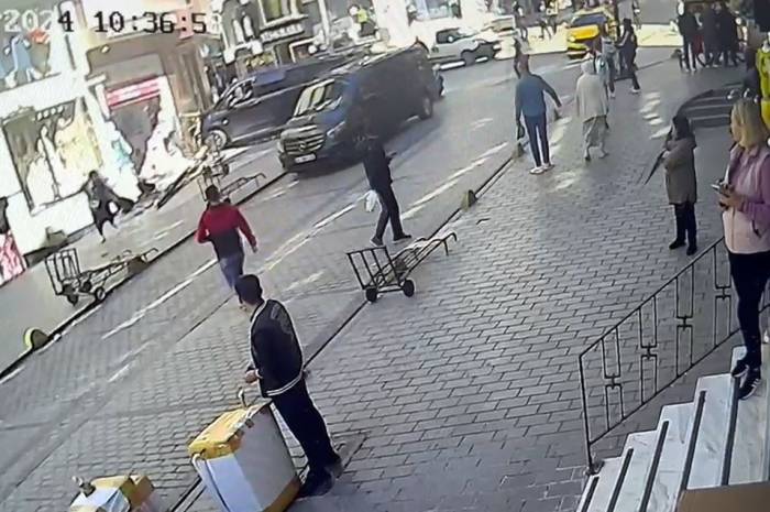 Fatih’te Faciadan Dönülen Kaza Kamerada: Kaldırıma Çıkan Minibüs Direği Devirip, Vitrine Çarptı