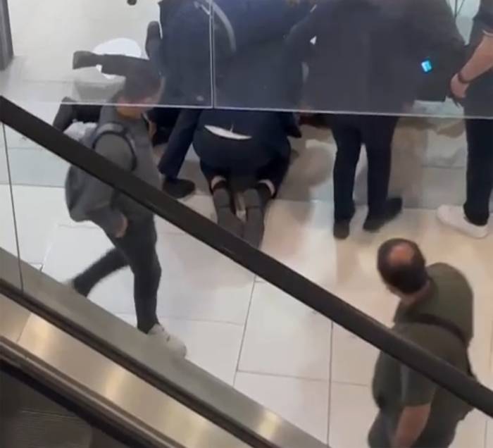 Hastanede Kendine Jiletle Zarar Verdi, Güvenlikler Son Anda Yetişti