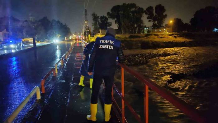 Kuvvetli Yağışlar Derelerin Debisi Artırdı, Caddeler Göle Döndü