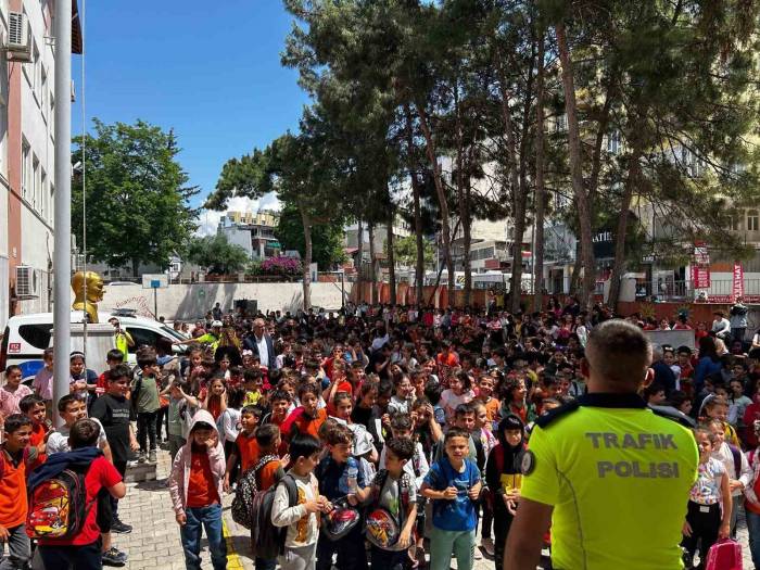 Hatay’da İlkokul Öğrencilerine Trafik Eğitimi Verildi