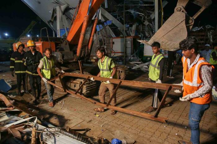 Hindistan’da Reklam Panosunun Devrilmesi Sonucu Can Kaybı 14’e Yükseldi