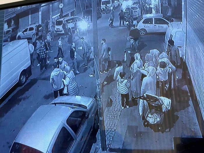 Küçükçekmece’de 6 Kişilik Grup Arasında Kalıp Önce Darp Edildi Sonra Bıçaklandı