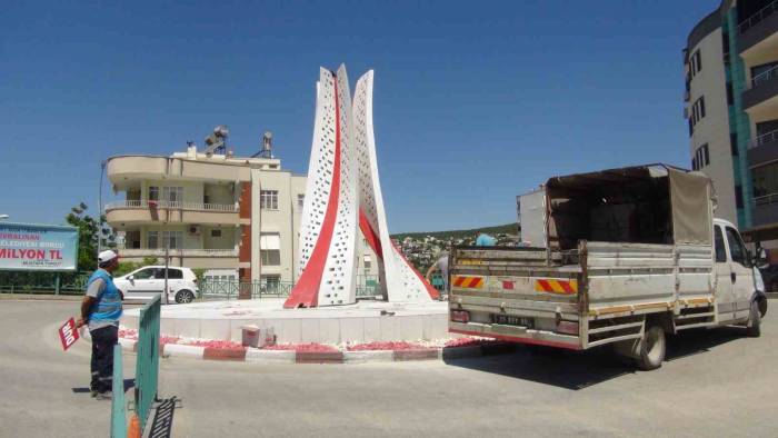 Silifke’de Ay Yıldız Anıtının Sökülmesi Tepkilere Neden Oldu