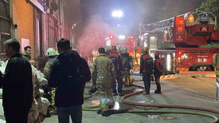 Başakşehir’de Mobilya Atölyesinde Çıkan Yangın Paniğe Neden Oldu