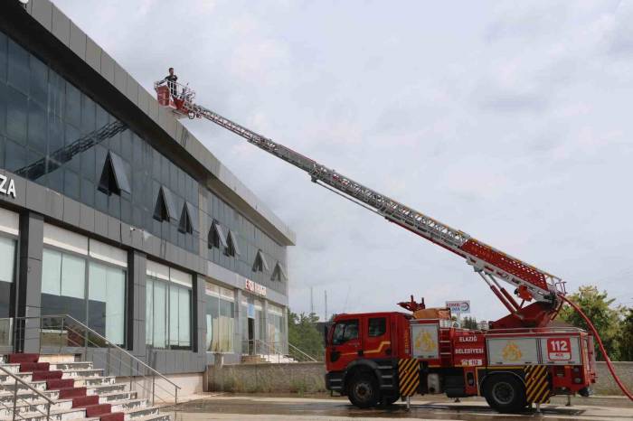 Elazığ’da İş Yerinde Çıkan Yangın Söndürüldü