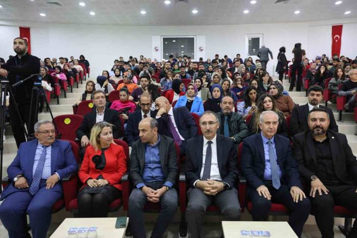 Elazığ’da ‘Bilişim Çağında Dezenformasyon’ Konferansı Gerçekleşti