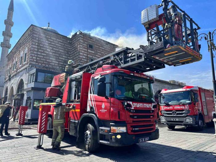 Tarihi Mısır Çarşısı’nda Yangın Paniği