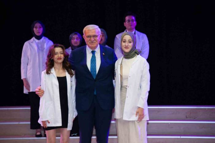 Eczacılık Fakültesinin Birinci Ve İkinci Sınıf Öğrencileri Beyaz Önlük Giydi