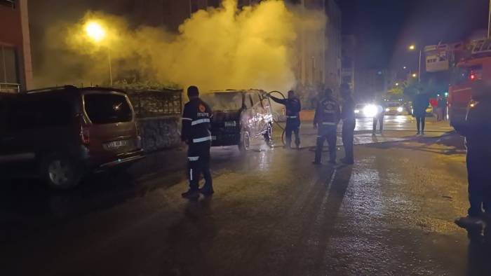 Iğdır’da Park Halindeki Araç Yangını Geceyi Aydınlattı