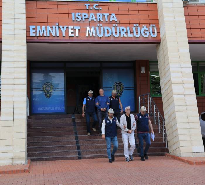 Isparta’da Fetö’den Aranan Esnaf Ve İhraç Öğretim Elemanı Yakalandı