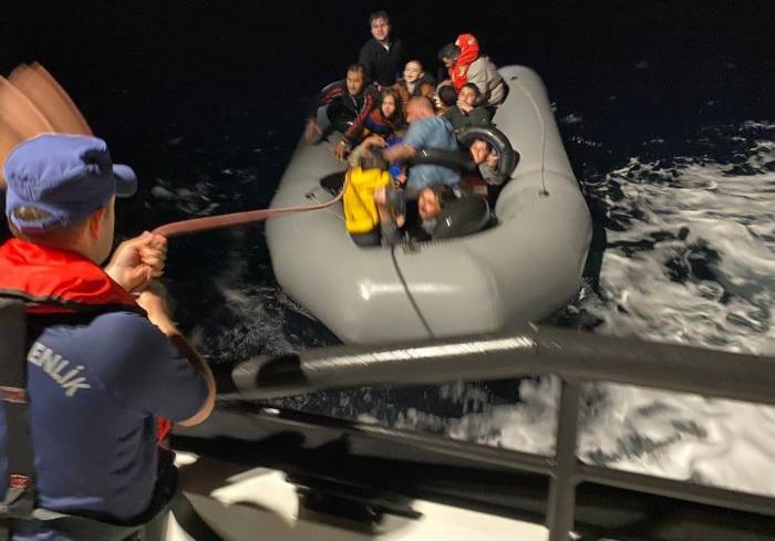 İzmir Açıklarında 50’si Çocuk 186 Göçmen Karaya Çıkartıldı