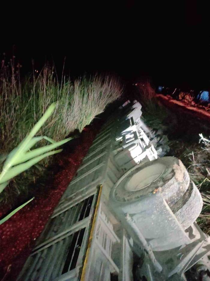 Kumlu’da Soğan Yüklü Tır Devrildi