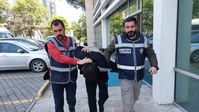 Maket Bıçağı İle Alarmları Kesip Hırsızlık Yaptı