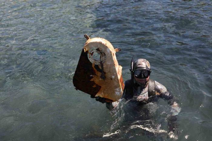 Deniz Dibinden 2,5 Ton Çöp Çıktı