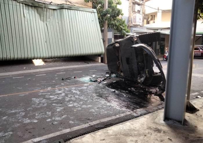 Panikleyen Sürücünün Çarptığı Park Halindeki Araç Otoparktan Sokağa Düştü