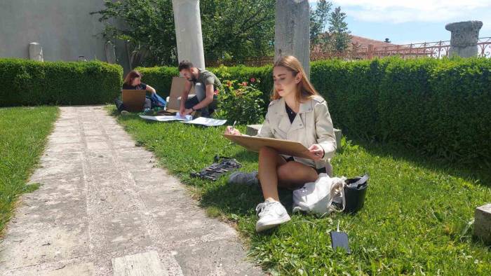 Bildiğiniz Bütün Sınavları Unutun: Üniversitelilerin Doğada Resim Sınavı