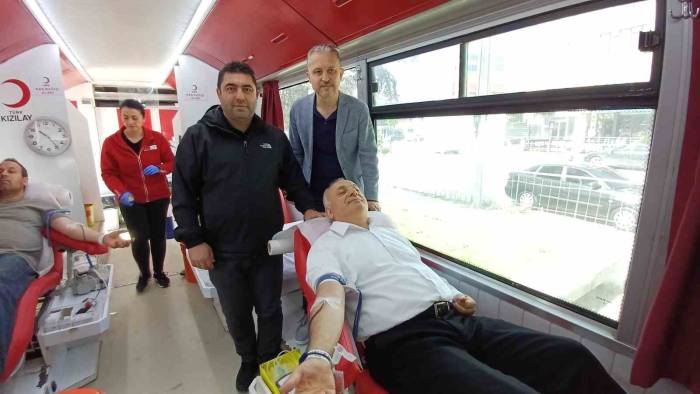 Görme Engelli Eski Milletvekili Ayva, Kan Bağışı Yaparak Çağrı Yaptı