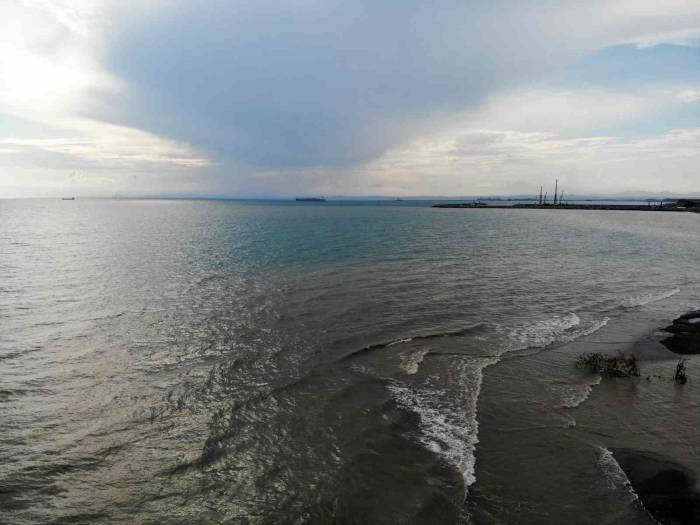 Hatay’da Şiddetli Yağışlar Sonrası Denizin Rengi Değişti