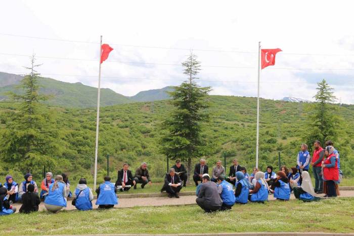 Gençler 33 Şehidin Anıtına Karanfil Bıraktı