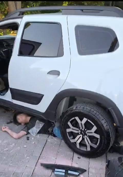 Kontrolden Çıkan Araç Çarptığı 4 Kişiden 2’sini Altına Aldı