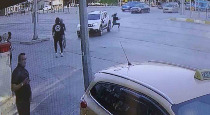 Yayaların Arasına Dalan Aracın Neden Olduğu Dehşet Anları Kameraya Yansıdı