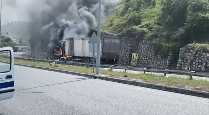 Çöp Taşıyan Tır Alev Alev Yandı