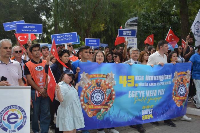 “Ege’ye Vefa Yılı Şenlik Yürüyüşü” Renkli Görüntülere Sahne Oldu